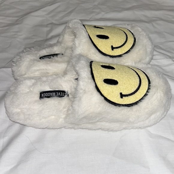BRAND NEW Steve Madden Smiley Slippers - Picture 2 of 4